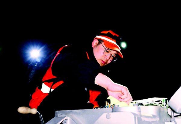 卓越汇 情系铁路 “90后”夫妻的昼夜坚守